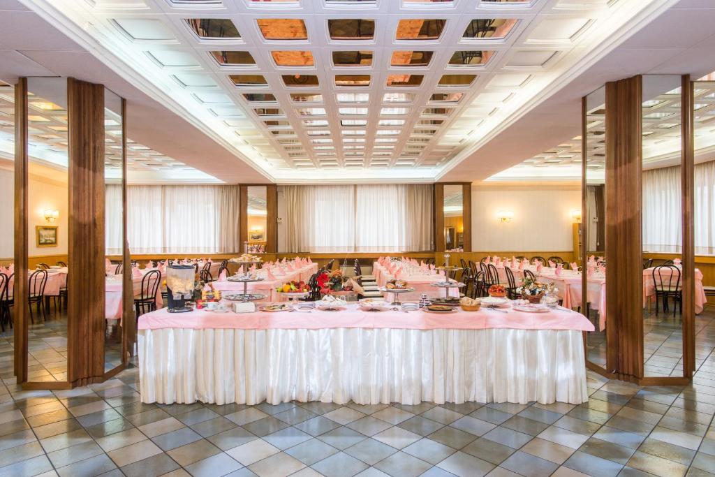 Sala ristorante apparecchiata