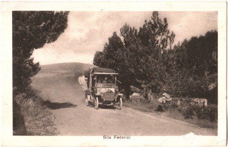 Un'automobile d'epoca a Sila Federici