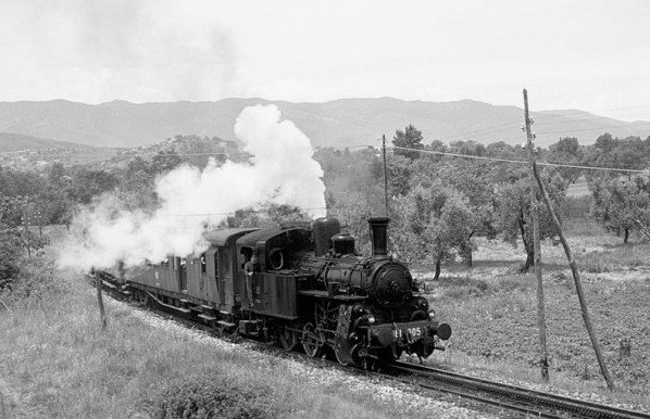 Un treno a vapore sulla linea silana