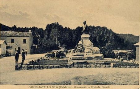 Il monumento a Michele Bianchi