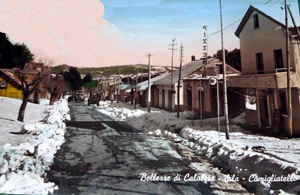 La via principale sotto la neve